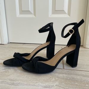 H&M- Black SuedeTwist Pumps